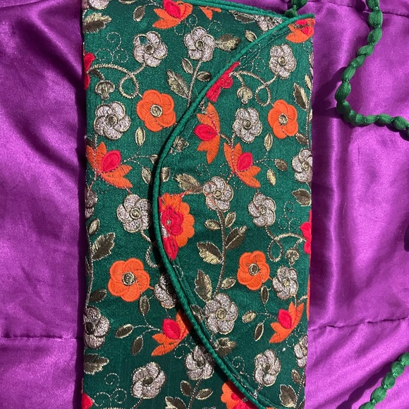 Silk and Sateen hand embroidered crossbody/clutch.NWT - Picture 6 of 8